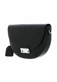 Borsa a tracolla in pelle nera con forma arrotondata, chiusura in metallo argentato e etichetta per bagagli. Texture liscia e design minimalista.