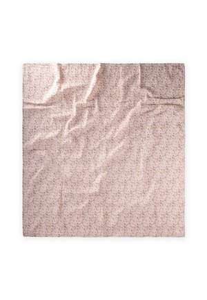 Firkantet lyserødt stof med lille blomstermønster, let krøllet, lagt fladt på hvid baggrund.