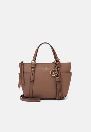 Bolso tote de cuero marrón con herrajes dorados, asas superiores y correa de hombro desmontable. Cuenta con un adorno de borla y un charm con el logo.