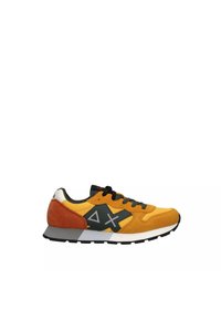 Scarpa da corsa in suede gialla e arancione con lacci neri. Presenta un logo verde scuro e dettagli grigi. Suola in gomma testurizzata.