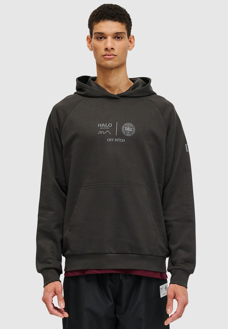 Dunkelgrauer Hoodie mit einer Fronttasche, ausgestattet mit gestickten Logos und Text. Das Design umfasst Raglanärmel und eine Kapuze mit Kordelzug.
