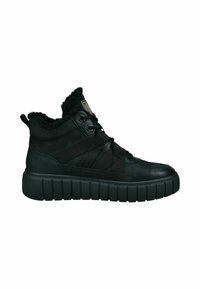 Schwarzes Schuhwerk aus Wildleder und Leder, mit einer dicken strukturierten Sohle, flauschigem Futter am Kragen und elastischen Riemen für zusätzlichen Halt.
