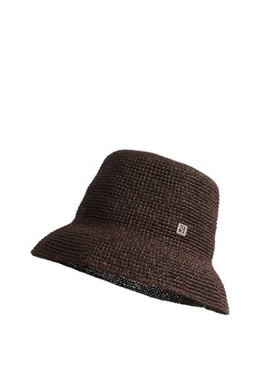 Chapeau bob en tissu tressé marron foncé avec large bord et petit logo carré sur le côté, isolé sur fond blanc.