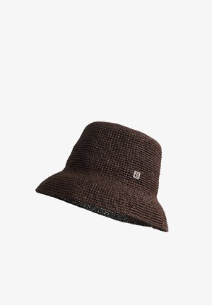 Dunkelbrauner, gewebter Eimerhut mit breiter Krempe und kleinem quadratischem Logo an der Seite, isoliert auf weißem Hintergrund.