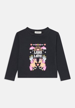 Camiseta negra de manga larga con estampado colorido de dos caballos con melena rosa, cactus, corazones, sol, nubes y texto "LAND OF LOVE" en la parte delantera.