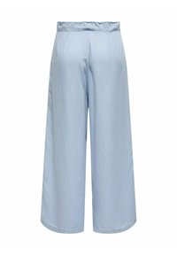 Pantalones de pierna ancha de color azul claro con una textura suave; cuentan con una cintura alta y una silueta en A. Sin bolsillos visibles ni detalles metálicos.