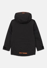 Črna vodoodporna jakna s kapuco, ki ima Velcro manšete. Ime blagovne znamke "HELly HANSEN" je napisano v oranžni barvi na spodnjem delu hrbta.