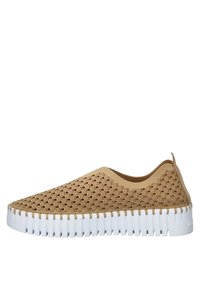 Instap schoenen met een tan gekleurde textuur bovenkant, voorzien van een golfpatroon, en een contrasterende witte rubberen zool met horizontale groeven.