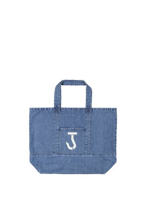 Blaue Denim-Tragetasche mit doppelten Griffen und Fronttasche mit weißer stilisierter Applikation des Buchstabens "J".
