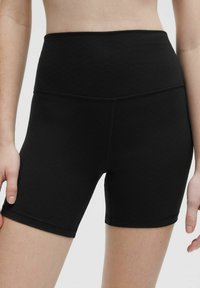 Schwarze, hochtaillierte Shorts aus strukturiertem Stoff mit einem Diamantmuster, entworfen in einer taillierten Form und mit einem dehnbaren Bund.