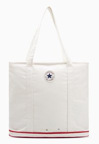 Tote bag i lerret i hvitt med røde detaljer, med et rundt "Converse All Star"-logo og lange stropper for enkel bæring.