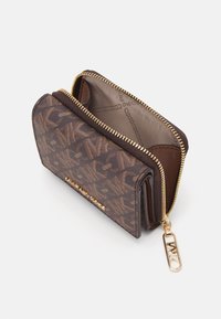 Portafoglio marrone con cerniera e hardware dorato, caratterizzato da un motivo a monogramma, dettagli in pelle e un interno in tessuto con logo.