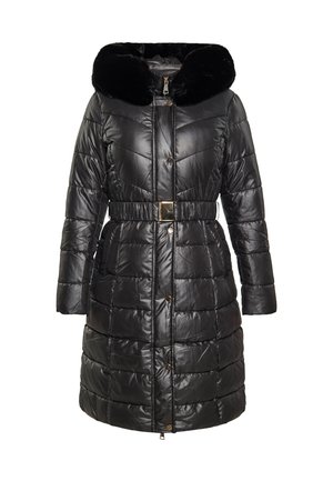 Fekete puffanadrág, műszőrme kapucnival, steppelt kialakítással, övvel a deréknál és pattintós gombokkal. Hosszú ujjak és térd hosszúságú fazon jellemzi.