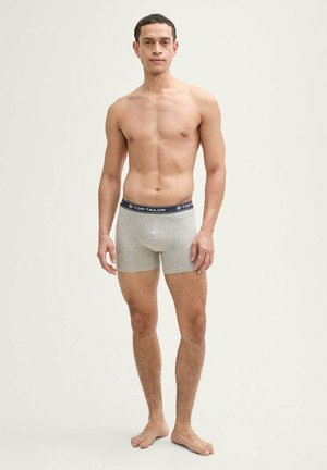 Graue Boxershorts mit dunklem Bund, der das Logo "TOM TAILOR" trägt, aus weichem Stoff, figurbetonter Passform und mittellanger Beinlänge.