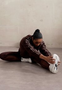 adidas Sportswear ESSENTIALS 3 STRIPES ANIMAL PRINT CROPPED QUARTER ZIP  - Fleecegenser - shadow brown/white
