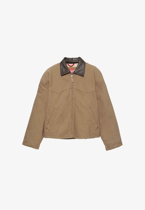 Béžová bunda s hnědým koženým límcem, předním zipem a dvěma bočními kapsami. Má strukturovaný design a texturovanou tkaninu.