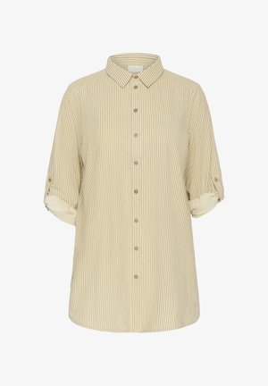 Svetlo bež srajca na gumbe z navpičnimi belimi črtami. Ima ovratnik, zavihane rokave in sprednji žep. Mehka tekstura tkanine.