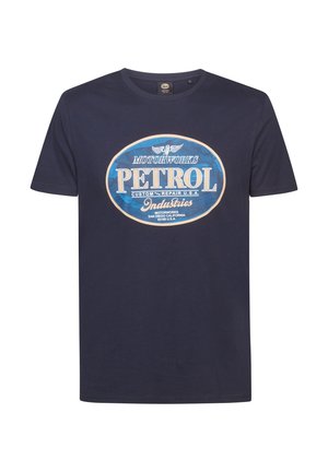 Tricou din bumbac albastru marin cu guler rotund, având un grafic vintage cu tematică petrolieră în alb și albastru, centrat pe partea din față.