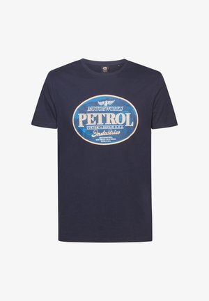 Marineblaues Baumwoll-T-Shirt mit Rundhalsausschnitt, das ein vintage-inspiriertes, benzinthemenbezogenes Grafikdesign in Weiß und Blau auf der Vorderseite mittig zeigt.