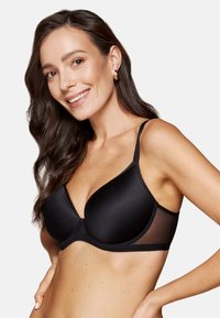 Czarny stanik z fiszbinami, gładki materiał przypominający satynę, profilowane miseczki, przezroczyste siateczkowe detale po bokach oraz regulowane ramiączka.