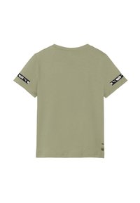 Grünes T-Shirt mit kurzen Ärmeln und schwarzen Puma-Logo-Bändern an den Ärmeln sowie einem kleinen Puma-Logo in der Nähe des unteren Saums auf der Rückseite.