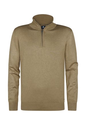 Jersey de punto en marrón claro con cuello alto y cremallera de cuarto. Presenta puños y dobladillo de punto acanalado, textura suave y un diseño clásico.