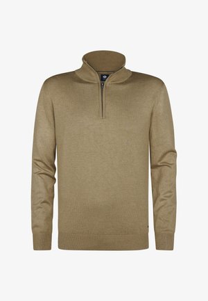 Pullover lavorato a maglia di colore marrone chiaro con collo alto e zip a quarto. Presenta polsini e fondo a coste, una texture morbida e un design classico.