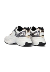 Witte en zilveren sneakers met een gestructureerde bovenkant, voorzien van een zwarte sokkraag, een ronde zool en metallic accenten op de hak.