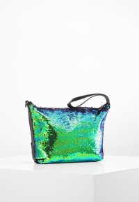 Borsa a spalla con paillettes e manico nero; presenta paillettes iridescenti verdi e blu, texture liscia, forma triangolare e chiusura con zip.