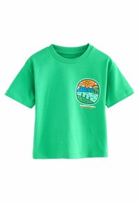 Grøn bomulds t-shirt med en cirkulær grafik af bjerg, træer, sol og en regnbue. Korte ærmer og et klassisk crew neck design.