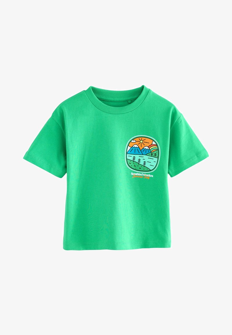 Grøn bomulds-t-shirt med et rundt grafisk design af bjerge, sol og træer i orange, blå og grønne farver. Kortærmet, rund hals.