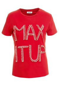 Camiseta de algodón roja con gran texto blanco bordado "MAX IT UP" en la parte frontal. Cuello redondo y mangas cortas.