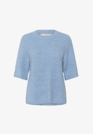 Suéter de manga corta en azul claro, hecho de una tela suave, con un escote de cuello redondo y un corte relajado con puños ligeramente doblados.