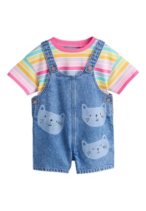Korte denim-overalls med katteansigter over en kortærmet skjorte med pink, gul, hvid og mintgrøn striber og en pink krave.