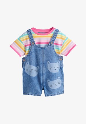Korte denim-overalls med katteansigter over en kortærmet skjorte med pink, gul, hvid og mintgrøn striber og en pink krave.