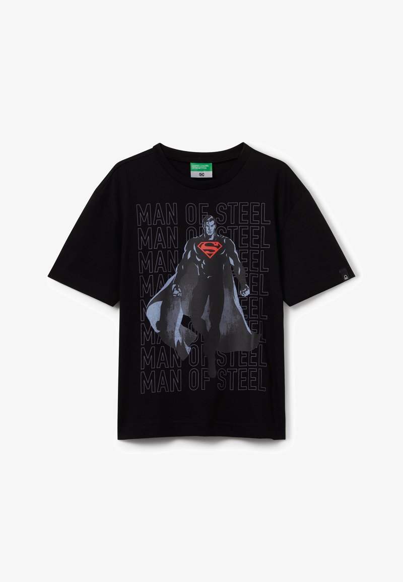 Černé tričko s krátkým rukávem, které zobrazuje grafiku superhrdiny v plášti, s textem "MUŽ NEREZOVÝ" v tmavě modré barvě opakujícím se v pozadí.