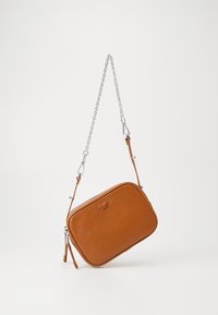 Borsa a tracolla in pelle marrone con forma rettangolare, chiusura con zip e tracolla a catena. Presenta un piccolo design impresso sulla parte anteriore.