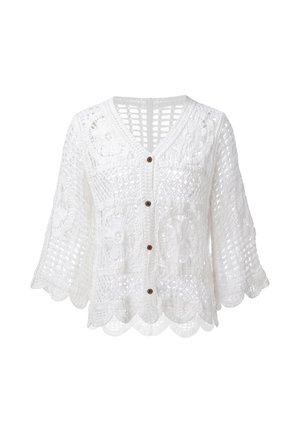 Cardigan bianco all'uncinetto con motivi floreali, orlo e maniche smerlati e bottoni marroni sul davanti, con scollo a V.
