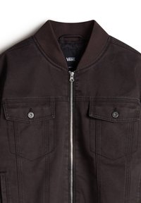 Braune Bomberjacke aus Stoff, mit Reißverschluss vorne, zwei Brusttaschen sowie geripptem Kragen und Bündchen.