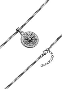 Strieborný nehrdzavejúci oceľový náhrdelník s okrúhlym príveskom v tvare kompasu, ktorý má gravírované smerové označenia, a s textúrovaným reťazcom so sponou na langusty.