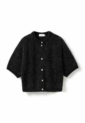 Cardigan noir duveteux à manches courtes avec encolure ronde et six boutons blancs sur le devant, présenté sur fond blanc.