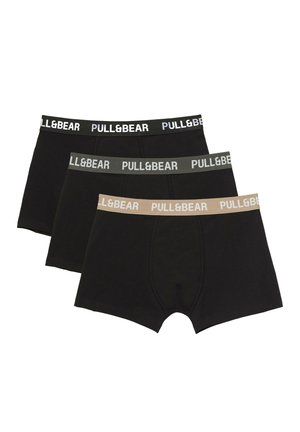Trzy czarne bokserki z elastycznymi pasami w kolorach czarnym, szarym i beżowym, każda z białym napisem "PULL&BEAR".