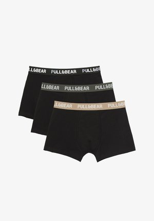 Trzy czarne bokserki z elastycznymi pasami w kolorach czarnym, szarym i beżowym, każda z białym napisem "PULL&BEAR".