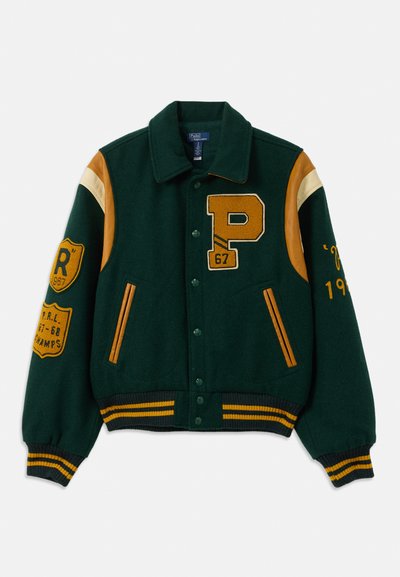 Πράσινο varsity μπουφάν από μαλλί με κίτρινες και καφέ δερμάτινες λεπτομέρειες, που διαθέτει μεγάλες ραφές, κουμπιά με κλίπ και ριμπ μανίκια και στρίφωμα.