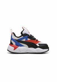 Baskets noires, blanches et rouges avec une tige en mesh et des accents bleus, un col rembourré et une semelle texturée. Comprend une languette à l'arrière.