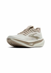 Scarpa da corsa leggera in bianco sporco con tomaia in rete, accenti beige, suola ammortizzata, forma aerodinamica e dettagli riflettenti.