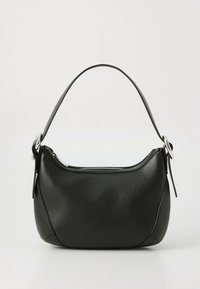 Svart läderhandväska med en böjd form, silverfärgade detaljer, dragkedjestängning och ett enda handtag. Har en slät yta och minimalistisk märkning.