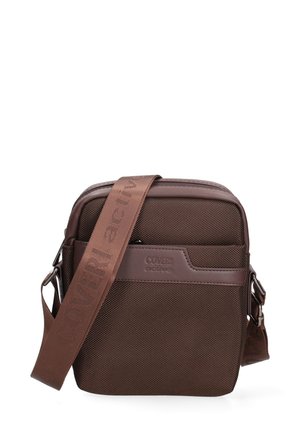 Sac bandoulière marron texturé avec bandoulière réglable embossée "Coveri Active" et poche avant avec écusson logo.