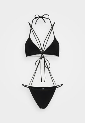 Czarny bikini z trójkątnymi miseczkami i cienkimi, regulowanymi ramiączkami. Wykonany z miękkiego materiału, o minimalnym pokryciu, z zapięciem na szyi i plecach.