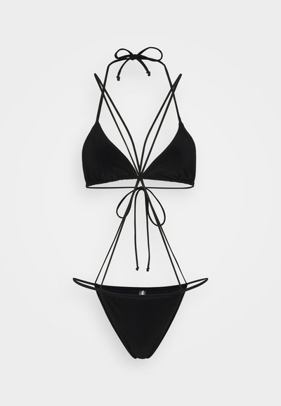 Bikini negro con copas triangulares y finas correas ajustables. Material suave con cobertura mínima y lazos asegurados en el cuello y la espalda.